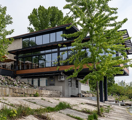 Сімейний ресторан River Grill на Русанівській набережній